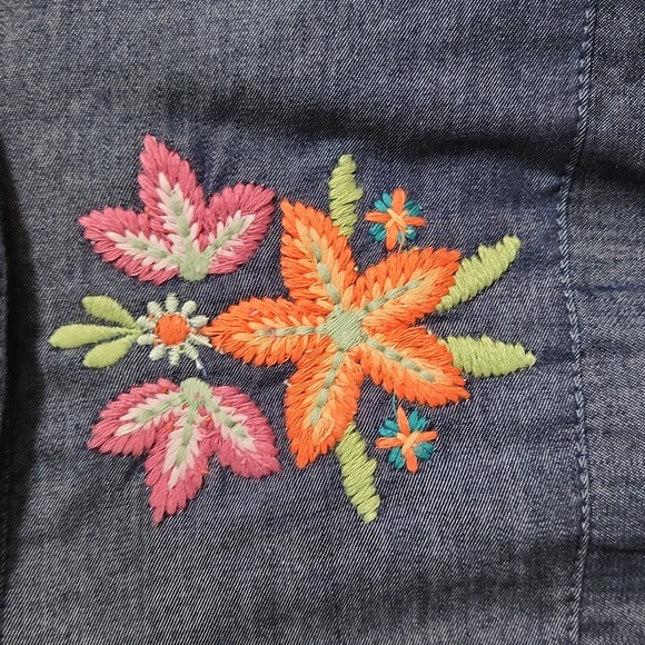 NWT. Pasley & Sage. Size Small. Beautiful embroidered front, back, & sleeves. - Picture 7 of 12